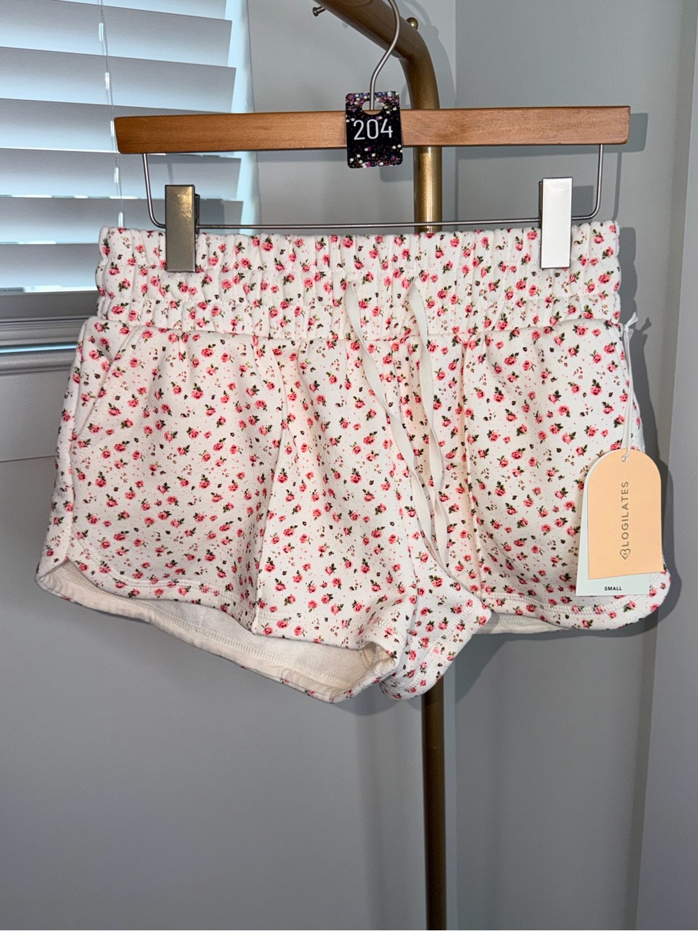 204. Blogilates Marshmallow Dolphin Short in Cream Floral